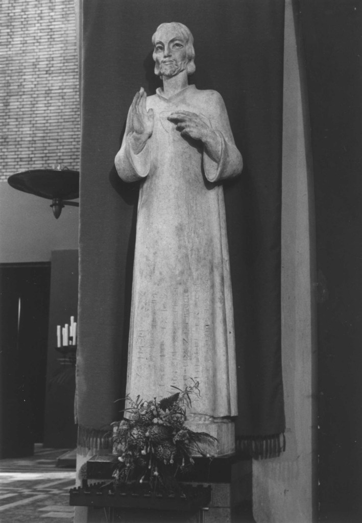 De Christus Koningkerk. Heilig Hart-beeld, in 1938 vervaardigd door Jac Maris. Vanaf 1993 geplaatst in Kranenburg (Dld.) bij de Sankt Peter und Paul-Kirche, 1986 (Anton van Roekel via F16322 RAN CCBYSA)