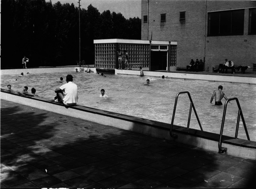 Het buitenbad van het Sportfondsenbad, 1970 (Fotopersbureau Gelderland via F16640 RAN CCBYSA Auteursrechthouder J.F.M. Trum)