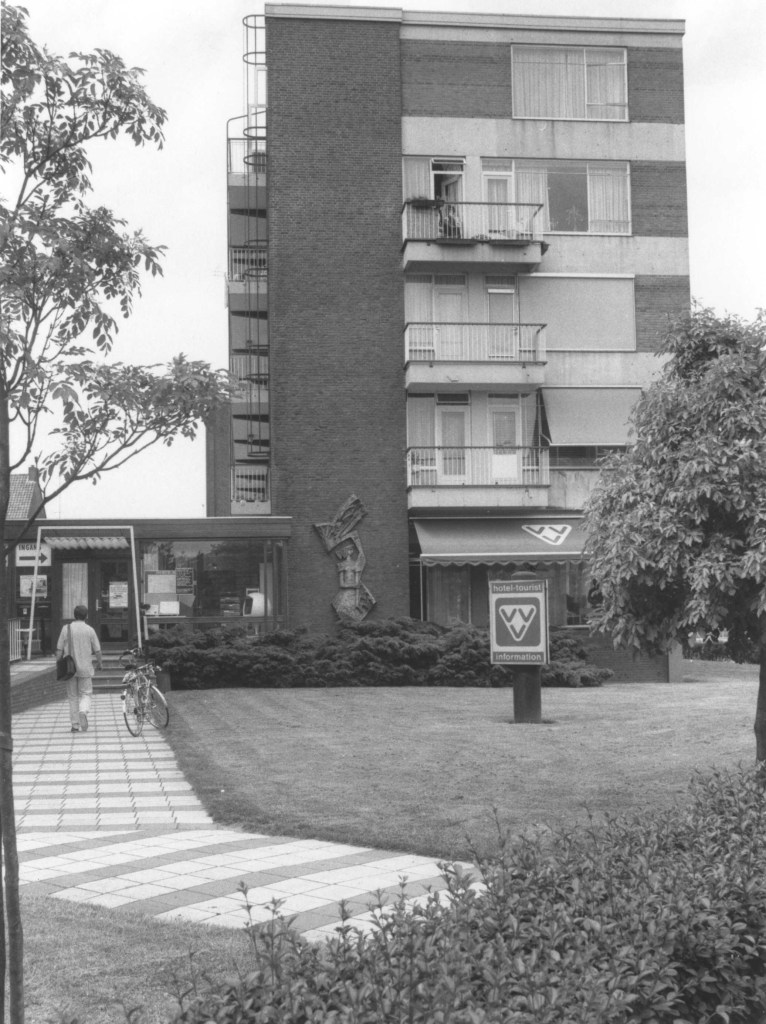 Het flatgebouw waarin de VVV is gehuisvestigd, 1988 (Ber van Haren via F18299 RAN CC0)