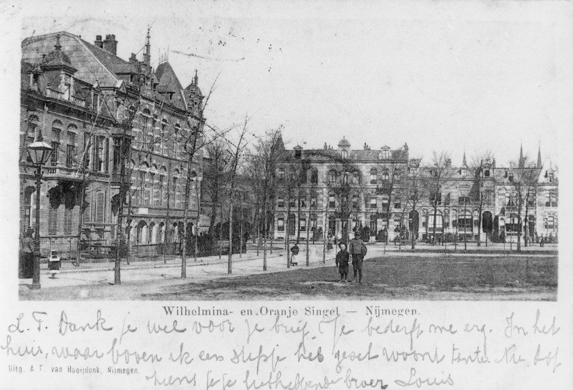 Links een pand van het polderdistrict "Maas en Waal"; met op de achtergrond rechts de panden aan de Oranjesingel, 1895-1900 (Uitg. A.T. van Hooijdonk via F1904 RAN)