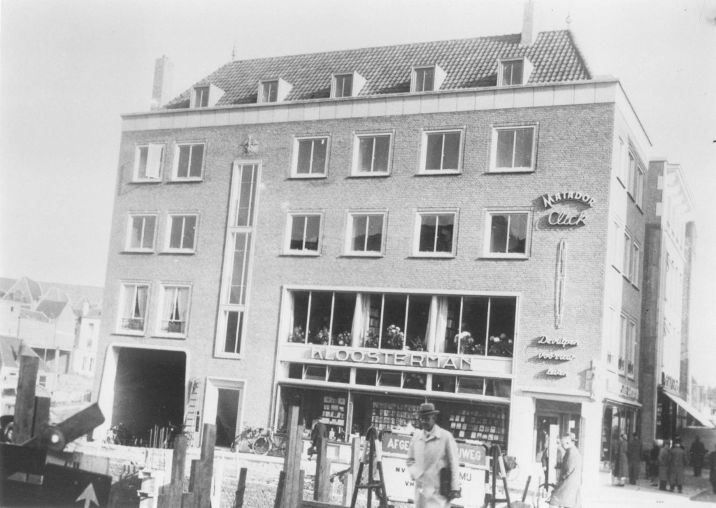 De voorgevel van boekhandel Kloosterman. Boven de ingang een reliëf van Jac Maris met als onderwerp Proza en Poezie uit 1950, 1950-1952 Broerstraat 68 (F21123 RAN)