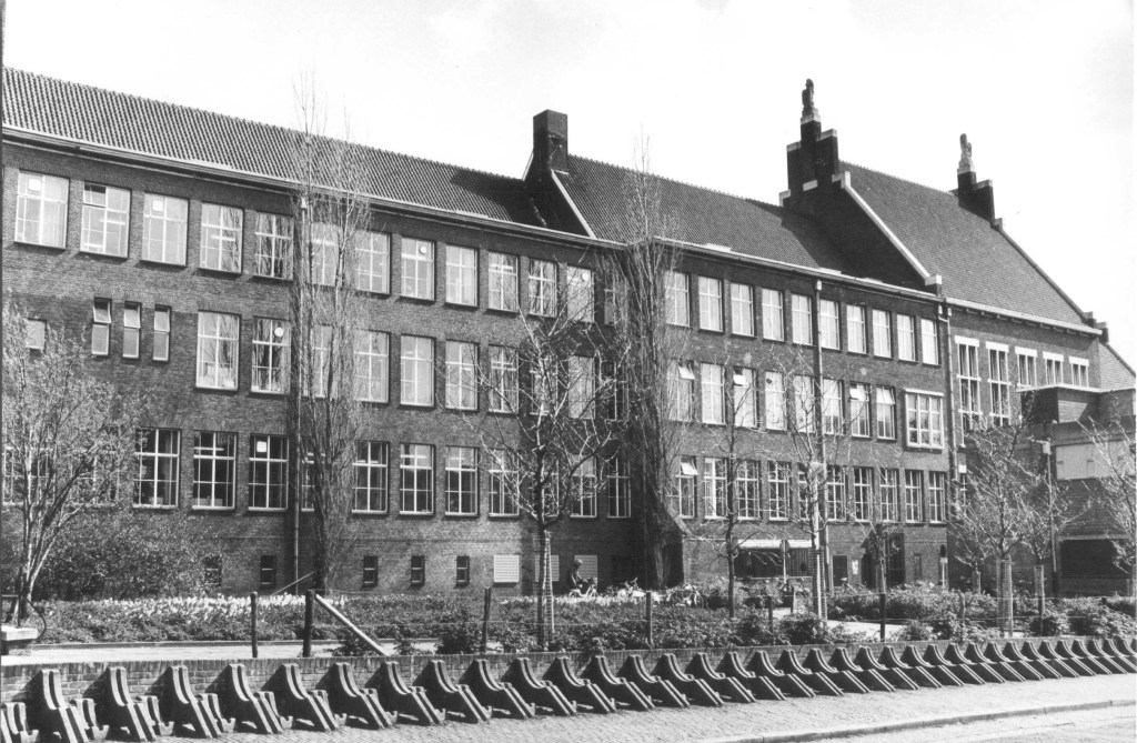 De leeuwen bovenop de Secretarievleugel van het Stadhuis (rechts, de "uitsstekels" bij het hoogste dak), 1975 (Jan Cloosterman via F31418 RAN CCBYSA)