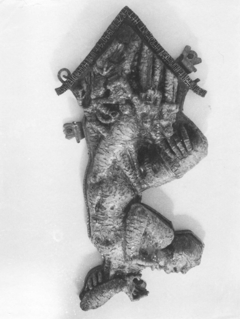 Gedenksteen van Jac Maris (gemaakt in 1947) met de tekst: "de Gemeente Nijmegen herdenkt het verzet 1940-1944 van haar dienaren", Burchtstraat, 1950 (F54471 RAN)