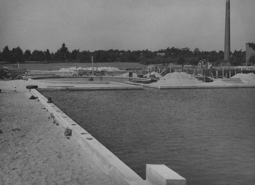 Goffertweg; het zwembad "De Goffert" in wording, 1951 (Foto Grijpink via RAN CCBYSA)