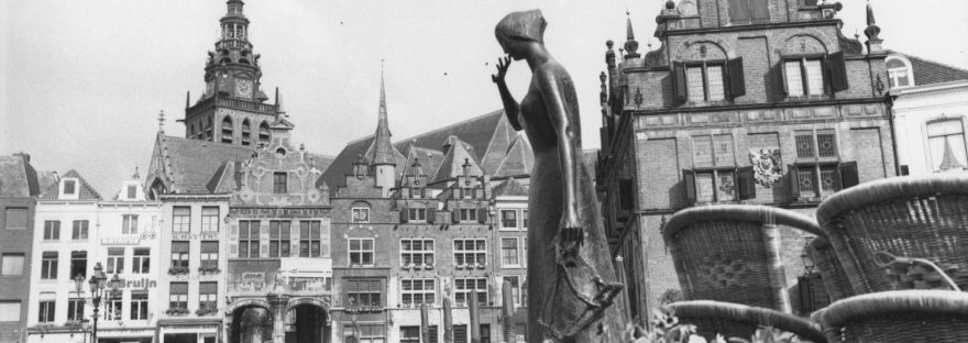 Mariken op haar oude plaats op de Grote Markt, 1995 (Gemeente Nijmegen Afd. Reprografie via F62908 RAN CC0)