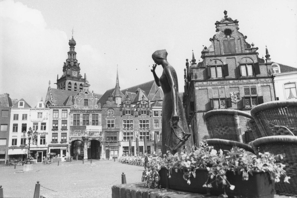 Mariken op haar oude plaats op de Grote Markt, 1995 (Gemeente Nijmegen Afd. Reprografie via F62908 RAN CC0)