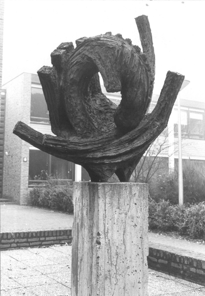 Dit beeld in epoxy "Nieuw leven in de Kosmos" is in 1969 gemaakt door Jac Maris voor de Hogere School voor Verpleegkundigen. Oorspronkelijk Geert Grooteplein (foto), thans staat het opgesteld in de hal van de Hogeschool Arnhem-Nijmegen aan de Kapittelweg, 1970-1972 (Frans Kup via F67235 RAN)
