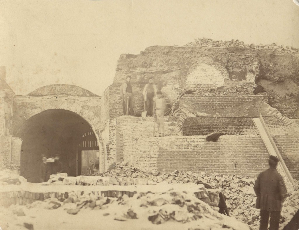 Het slechten van de vestingwerken bij de voormalige Ziekerpoort, 1877 (Gerard Korfmacher via F68595 RAN)