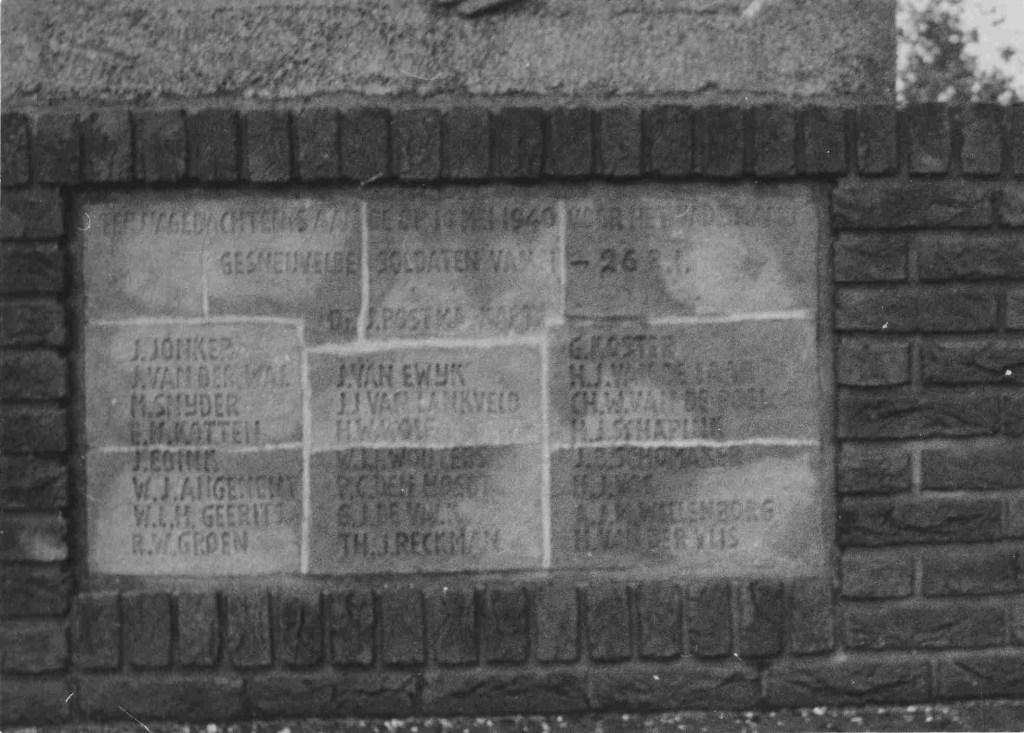 Gedenksteen, ingemetseld in een muur van het Oorlogsmonument "Moeder Aarde" , vervaardigd door Jac Maris tussen 1940 en 1947, gesitueerd bij de sluis van het Maas en Waalkanaal in Heumen. Op de steen staan 24 namen van de gesneuvelde militairen van I-26RI die daar op 10 mei 1940 sneuvelden en van de in W.O. II op de Grebbeberg en elders gesneuvelde militairen uit de Gemeente, 1946-1947 (F71041 RAN) Sluisweg Heumen