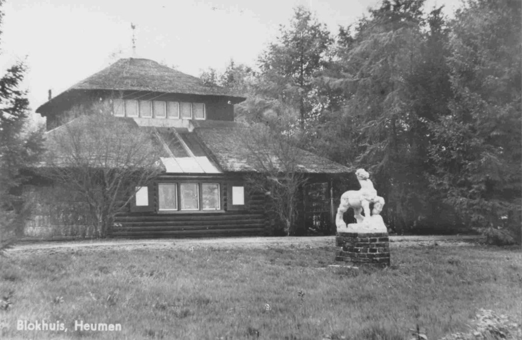 Het Blokhuis : van 1926 tot 1994 woonhuis / atelier van de kunstenaar Jac Maris (1900-1996) en zijn vrouw Wilhelmina Vermeer en sinds 2000 Ateliermuseum van dezelfde kunstenaar (het Marishuis) ; op het gazon het Ardennerpaard uit 1938, 1940-1950 (F73229 RAN) Heumen Looistraat 57