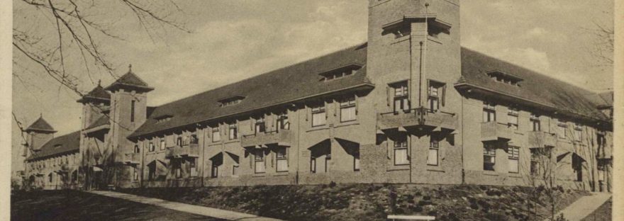 Verpleeghuis / bejaardenhuis Huize 'Sint Anna' (Sint Annagesticht of Annastichting) van de Zusters Dochters van Maria en Jozef uit 's-Hertogenbosch (Zusters van de Choorstraat), gebouwd tussen 1925 en 1928 naar ontwerp van de Nijmeegse architect François Joseph Oscar Leeuw (Roermond, 28 juli 1866 - Nijmegen, 16 februari 1944). Het pand werd in 1972 gesloopt voor de bouw van verpleeghuis 'Joachim en Anna', 1928-1929 (G.C. Richelle via F91439 RAN)