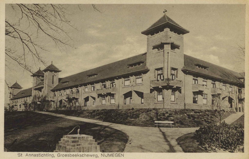 Verpleeghuis / bejaardenhuis Huize 'Sint Anna' (Sint Annagesticht of Annastichting) van de Zusters Dochters van Maria en Jozef uit 's-Hertogenbosch (Zusters van de Choorstraat), gebouwd tussen 1925 en 1928 naar ontwerp van de Nijmeegse architect François Joseph Oscar Leeuw (Roermond, 28 juli 1866 - Nijmegen, 16 februari 1944). Het pand werd in 1972 gesloopt voor de bouw van verpleeghuis 'Joachim en Anna', 1928-1929 (G.C. Richelle via F91439 RAN)