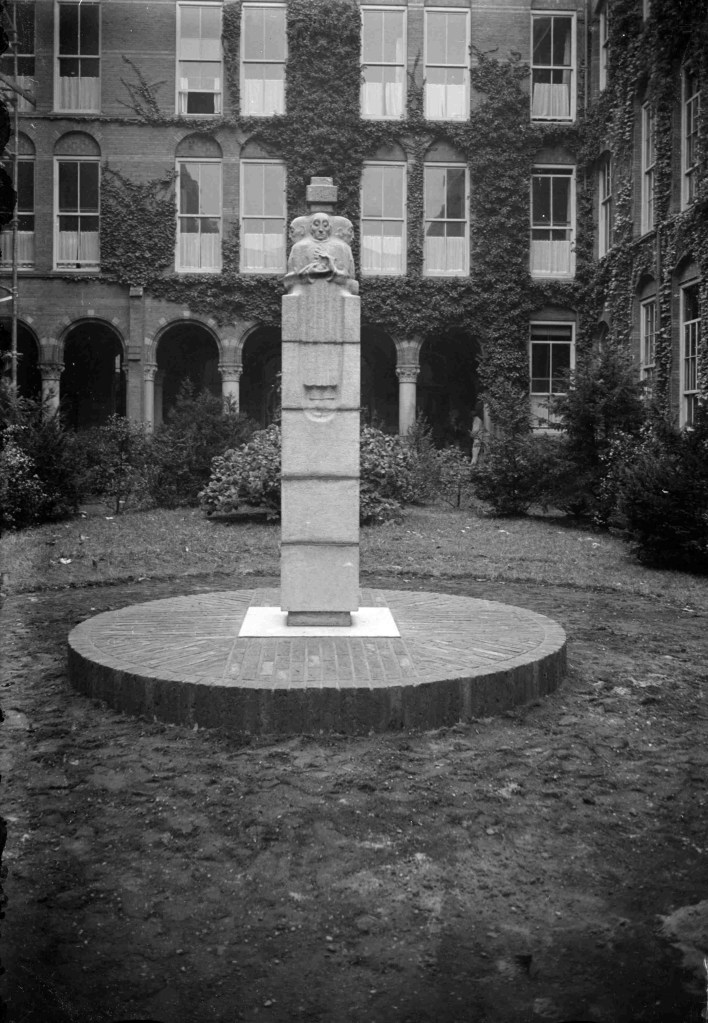 Oorlogsmonument voor de in de 2e Wereldoorlog in Nederland en in Nederlands-Indië omgekomen Canisianen, geplaatst in de binnentuin van het Canisius College. De gedenkzuil in Namense hardsteen, van de hand van Jac Maris (21-02-1900 Maagdenburg - 05-04-1996 Heumen), symboliseert de Nederlandse soldaat 1940-1945 , de illegale werker, de bevrijder en de priester met op hun hoofden een vierzijdig kruis, symbool van lijden en geloof. Het beeld staat vanaf 1992 op het binnenterrein van het "nieuwe" Canisius College, het voormalige Mater Deï, aan de Berg en Dalseweg 207, 24/10/1947)