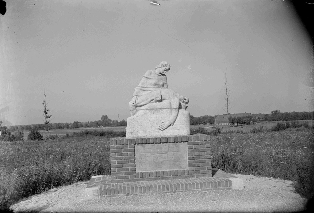 Het 26e regiment infanterie onder commando van majoor E.P. Weber bood op 10 mei 1940 heldhaftige tegenstand aan de Duitsers waarbij 17 militairen sneuvelden. Al in september 1940 had Jac Maris het monument "Moeder Aarde" om de sneuvelden te herdenken (een vrouw met in haar armen een gesneuvelde militair) gereed, maar de bezetter verbood de plaatsing. Uiteindelijk werd het beeld in 1947 plechtig onthuld bij de sluis van het Maas en Waalkanaal, 31/5/1947 (GN10918 RAN) Sluisweg Heumen