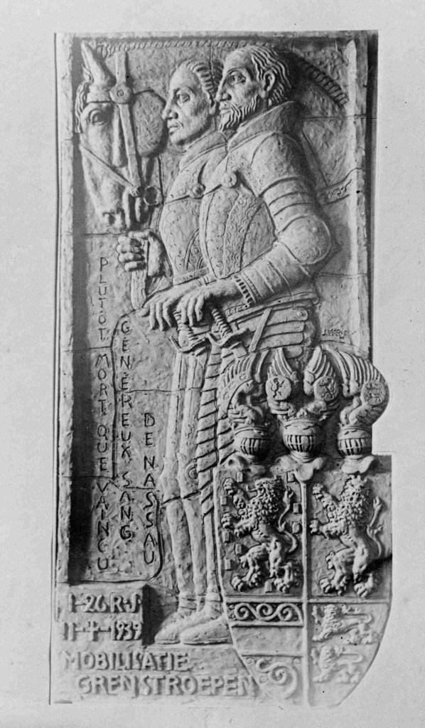 Geglazuurd terracotta relief van Lodewijk en Hendrik van Nassau, gesneuveld in de Slag op de Mookerheide op 14 april 1574 , gemaakt in 1939 door Jac Maris en geplaatst links van de ingang van de Protestantse Joriskerk, Dorpsstraat 19, 1939 (GN3518 RAN)