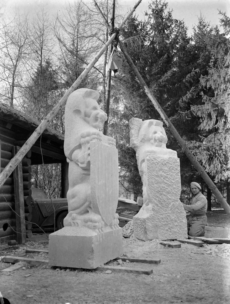 Jac Maris in de tuin bij zijn atelier met de 2 leeuwen met geschilderde wapenschilden, die geplaatst werden op het dak van de (in 1978 gesloopte) stadhuisvleugel aan de Lange Nieuwstraat en uiteindelijk na een verblijf op de gemeentewerf, in 1989 werden geplaatst op de Veerpoorttrappen, 1950 (GN45044 RAN)