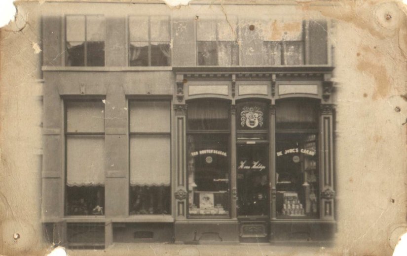 Het pand van de firma H. van Hulsteijn, Handel in Kruidenierswaren, Lange Hezelstraat 47, 1895 (F19155 RAN)