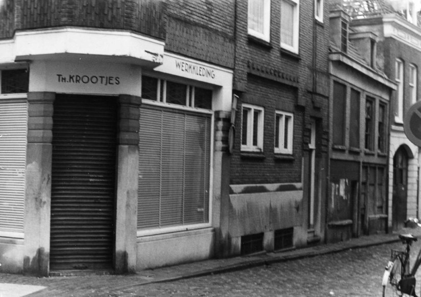 Petten- en hoedenzaak en winkel voor werkkleding van Th. Krootjes, Lange Hezelstraat 22 Begijnenstraat 1, 1970-1975 (F86344 RAN CC0)