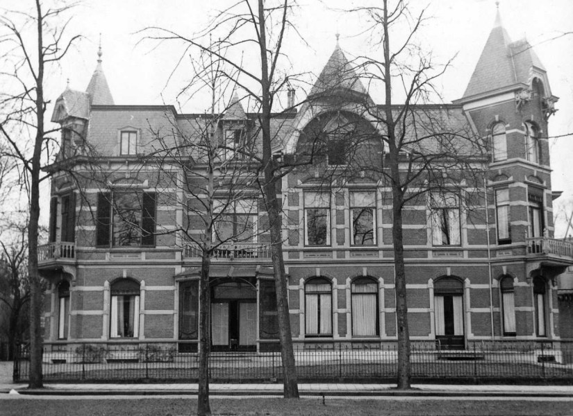 Het RAN geeft als omschrijving: "De villa St. Canisiussingel 15-17, waar in de jaren '30 het R.K. Gildenhuis Benvenuto was gevestigd onder leiding van de Zusters van Onze Lieve Vrouw van Tegelen, een pension voor dames", 1939 (F86867 RAN)