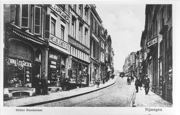 Gezien vanaf het kruispunt Houtstraat - Lange Hezelstraat, in de richting van de Grote Markt, met links Firma Leo Giesen, 1925 (F34007 RAN)