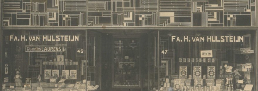 Het pand van de firma H. van Hulsteijn, Lange Hezelstraat 45-47, ongeveer 1930 (F19200 RAN)