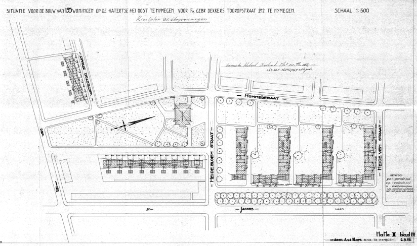 Situatie voor de bouw van 135 woningen op de Hatertse Hei Oost te Nijmegen voor Fa. Gebr. Dekkers Tooropstraat 212: Rioolplan 96 étagewoningen, de arch. A. v.d. Kloot, datum tekening 2-9-1955 (D12.425456; de niet-doorgehaalde blokken zijn de etagewoningen, de doorgehaalde blokken de overige blokken van het plan)