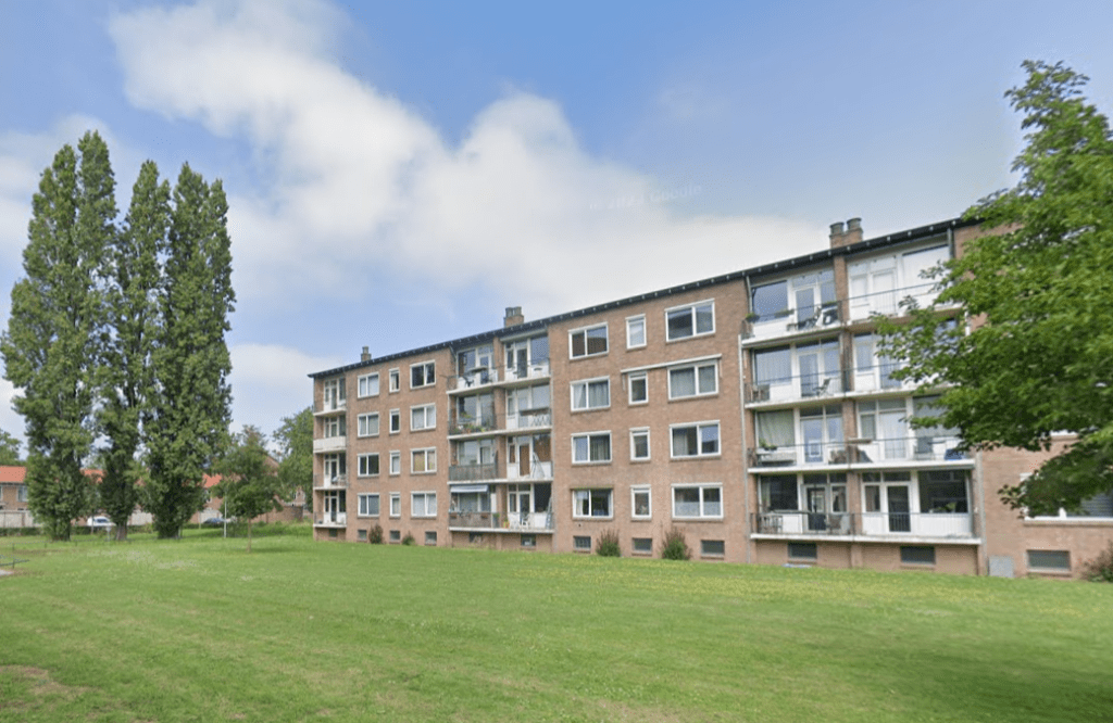 Achterkant Koningsmantelhof vanaf Pijlstaarthof, architect van der Kloot, augustus 2023 (Google Streetview)