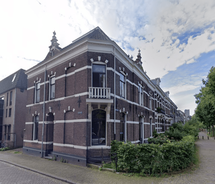 Voormalig woonhuis, gebouwd samen met pakhuis Hoefnagels en Huijbers, Huidig adres Oude Haven 2, augustus 2023 (Google Streetview)