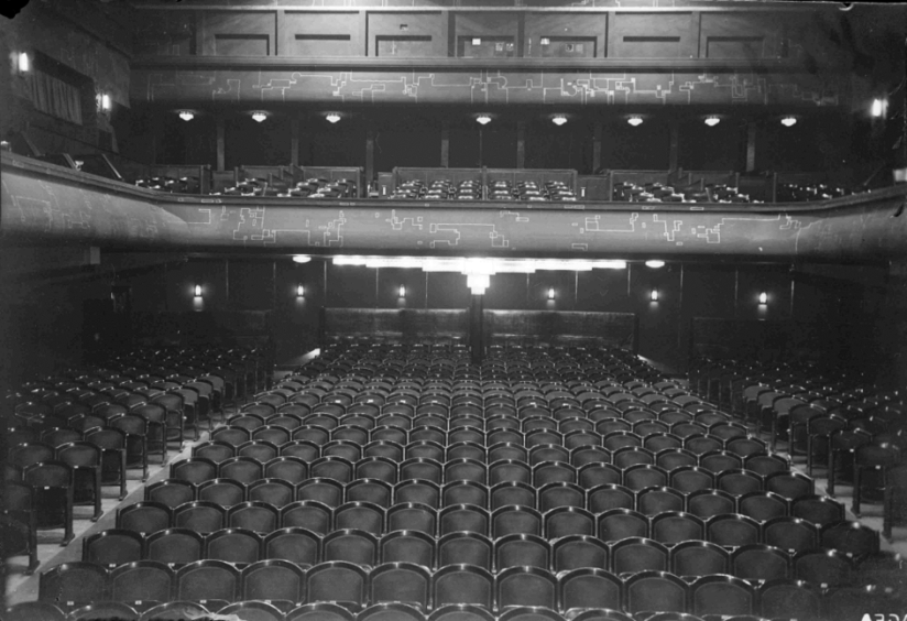 De grote zaal van het op 26 juli 1918 geopende Olympia Theater. In de openingsadvertentie afficheerde zich het theater als één van de grootse van Nederland met eigen orkest en intieme zaal voor cabaret voorstellingen. Op 22 februari 1944 werd het theater door het bombardement van de aardbodem weggevaagd, Lange Burchtstraat,1939-22/2/1944 (GN11012 RAN)