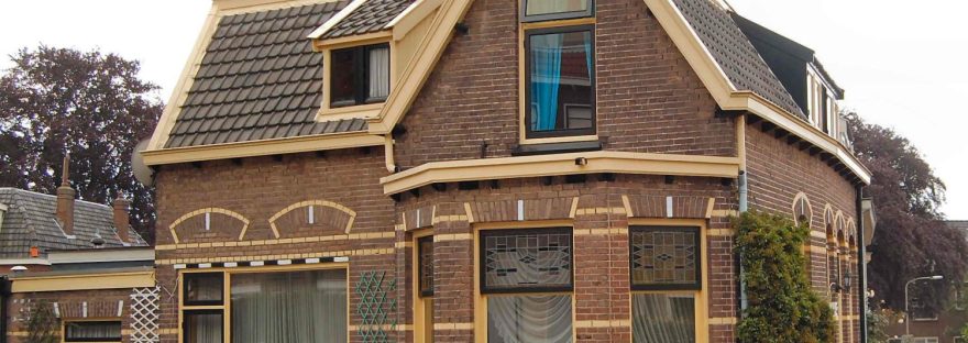 Bergansiusstraat 1: Fraai hoekpand in ensemble van oorspronkelijke arbeiderswoningen hoek Bergansiusstraat- Daalseweg. Metselwerkversieringen in twee kleuren en glas-in-lood vensterdelen. In dit pand zit aan de voorkant de eerste steen uit 1909, toen de Bergansiusstraat werd opgeleverd, 2007 (Nico van Hoorn via DF2130 RAN CC0 tevens Auteursrechthouder)