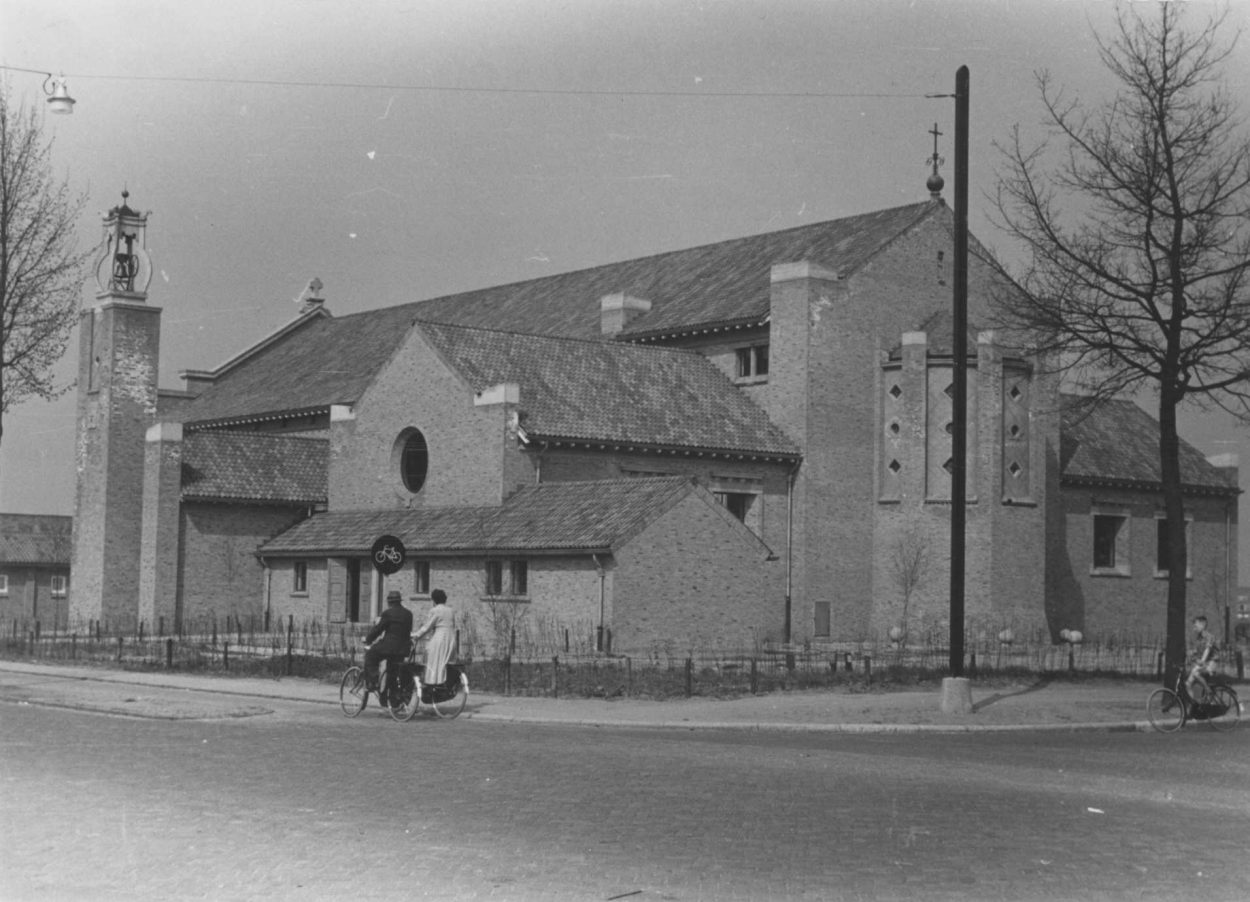 De St. Dominicuskerk, gezien vanaf het kruispunt Heyendaalseweg (rechts) - Groenewoudseweg (links), 1952 (Commissariaat van Politie afd. Fotografie via F30307 RAN CC0) Prof. Molkenboerstraat