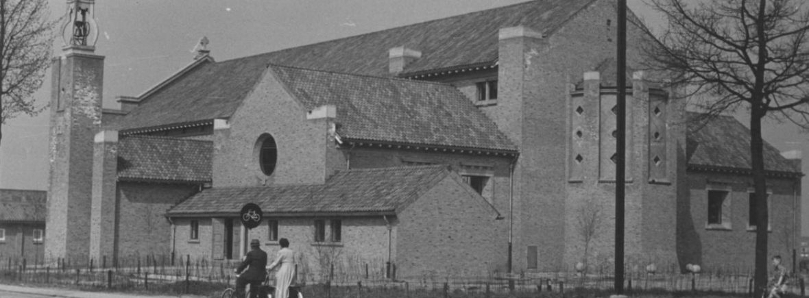De St. Dominicuskerk, gezien vanaf het kruispunt Heyendaalseweg (rechts) - Groenewoudseweg (links), 1952 (Commissariaat van Politie afd. Fotografie via F30307 RAN CC0) Prof. Molkenboerstraat