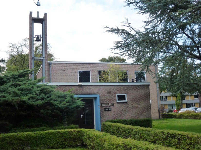 Gemeentelijk monument.
Remonstrantse kerk, gebouwd in 1961-1962 naar ontwerp van architect G. Feenstra uit Arnhem. Foto vanaf de Prof. Cornelissenstraat, Professor Regoutstraat 23 Galgenveld, 2013 (Henk van Gaal via DF3930 RAN CC0)