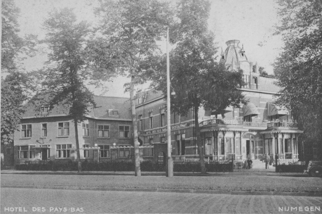 Hotel-Restaurant Pays Bas , op de hoek met de Canisiussingel, Berg en Dalseweg 1, 1937-1940 (F12442 RAN)
