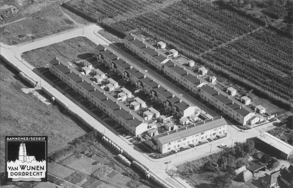 Luchtfoto van een deel van het Waterkwartier met de zogenoemde korrelbetonwoningen. Links de Rijnstraat en rechts de Lingestraat ; rechts onderin de Biezenstraat, 1950 (F58507 RAN)