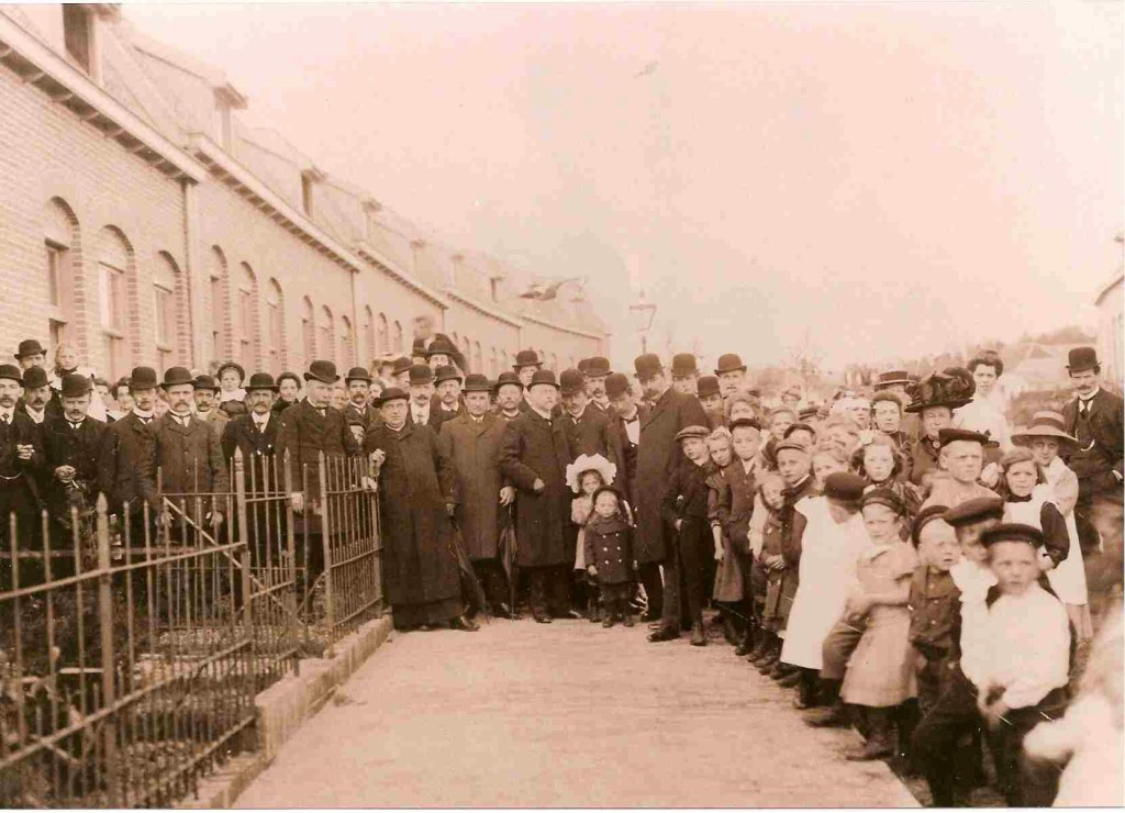 In juli 1909 werd door de R.K. Coöperatieve Werkliedenbouwvereniging toestemming gevraagd voor de bouw van 23 volkswoningen tussen de Van 't Santstraat en de Daalseweg en 2 woningen bovenaan de straat op de hoek aan de Daalseweg in Nijmegen-Oost; deze foto is waarschijnlijk gemaakt bij de 'officiële' opening van de Bergansiusstraat, 1910 (F66361 RAN) Hengstdal