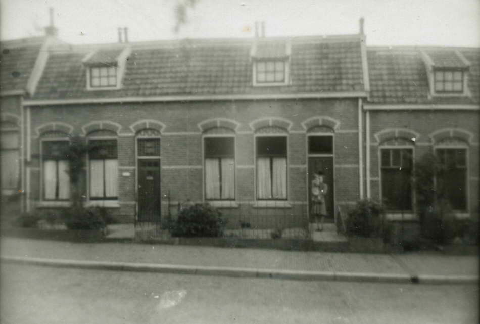 Bergansiusstraat 5-7-9: Straatbeeld met woningen, gebouwd in 1909 in opdracht van de R.K. Coöp. Werklieden Bouwvereeniging, 1944-1946 (F87405 RAN)