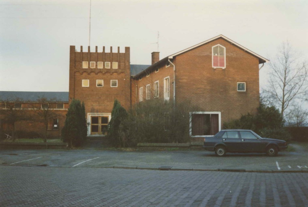 Voormalig Hotel Café Restaurant 'Pays Bas', kort voor de sloop ten behoeve van de bouw van 22 luxe appartementen, 18/1/1989 (J.J. van Ewijk via F88217 RAN CC0 Auteursrechthouder RAN Annotiatie: Zie: Wijkkrant Nijmegen-Oost, 01/10/1989, p. 11 / Zie: Wijkkrant Nijmegen-Oost, 1/10/1989, p. 11) Batavierenweg 1 Hunerberg