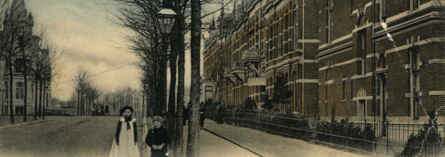 Straatbeeld, gezien vanaf de splitsing met de St. Annalaan (St. Annastraat) in de richting van de Groesbeeksche straat (Groesbeekseweg). Links, de afslag naar de Pontanusstraat, 1898-1900 (Vivat, Amsterdam via F17105 RAN)