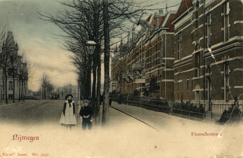 Straatbeeld, gezien vanaf de splitsing met de St. Annalaan (St. Annastraat) in de richting van de Groesbeeksche straat (Groesbeekseweg). Links, de afslag naar de Pontanusstraat, 1898-1900 (Vivat, Amsterdam via F17105 RAN)
