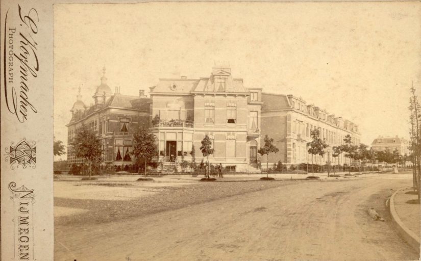 Hoek St. Annastraat/Groesbeekseweg vanaf het Keizer Karelplein, 1885 (Gerard Korfmacher via F11947 RAN)