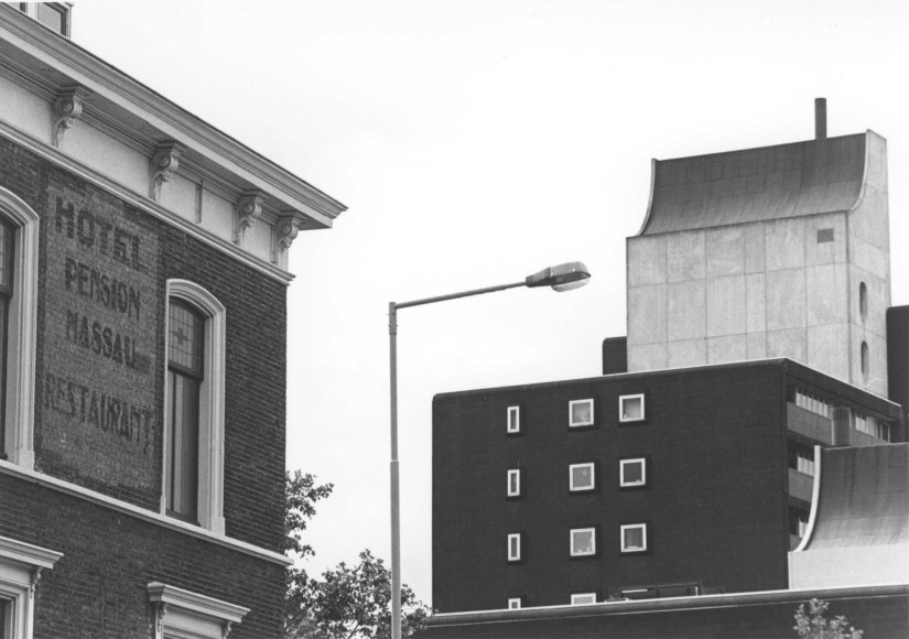 Rechts Nassaustaete van Antoon Croonen, links het voormalige hotel-restaurant Nassau, 1993 (Toon Opsteegh via F6375 RAN CCBYSA)