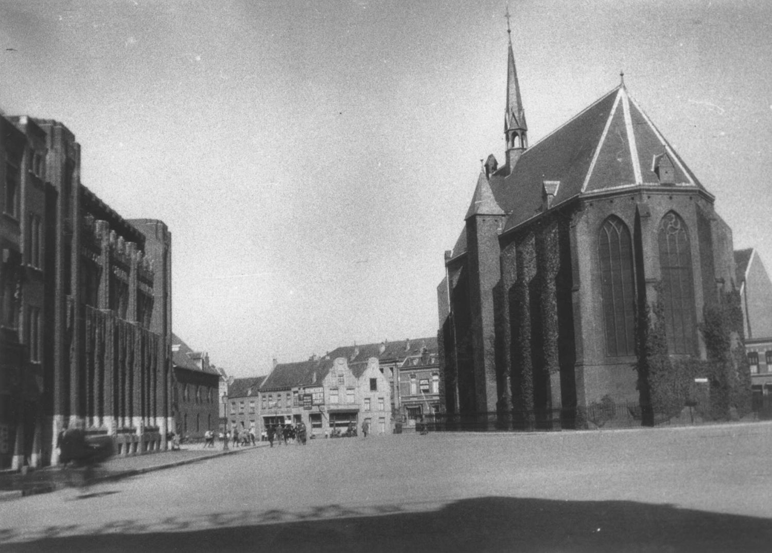 De Mariënburgkapel gezien vanuit de Mariënburgsestraat, in de richting van de Houtmarkt; links het bankgebouw van de Geldersche Credietvereeniging en op de achtergrond het Arsenaal, 1926-1930 (F29583 RAN)