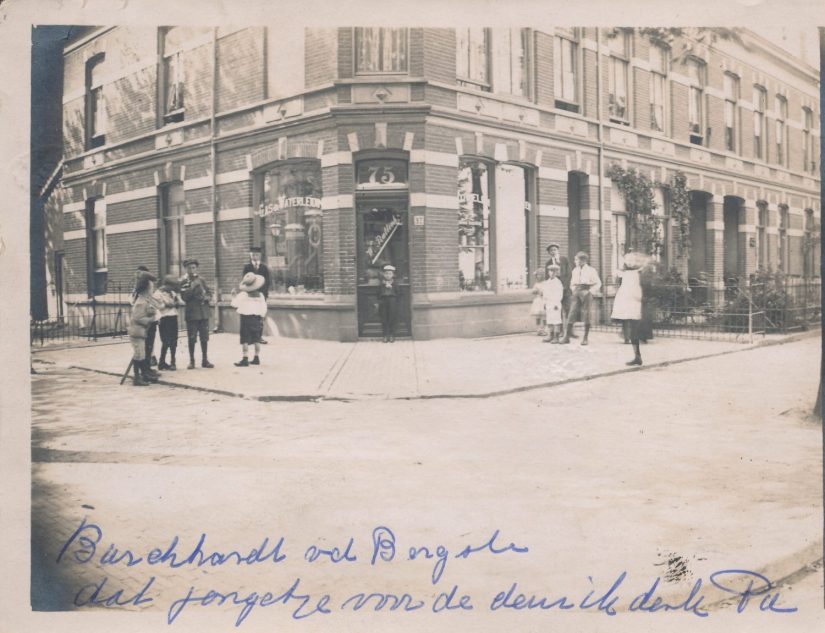 Winkel van W. Rattink, hoek Burghardt van Den Berghstraat van Leemptstraat, 1906-1915 (F39271 RAN) Bottendaal