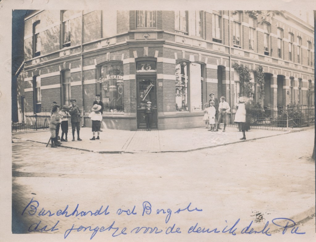 Winkel van W. Rattink, hoek Burghardt van Den Berghstraat van Leemptstraat, 1906-1915  (F39271 RAN) Bottendaal