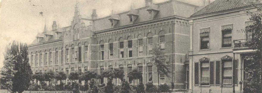 Links het Klooster uit 1914 (ontworpen door architect J. Klompers), rechts pension Villa Sancta Maria (voorheen Villa Madeleine) uit 1860 , vanaf 1912 gerund door de Zusters van Barmhartigheid (de Zusters van Ronse), Bredestraat 168-170, 1918 (F12910 RAN)