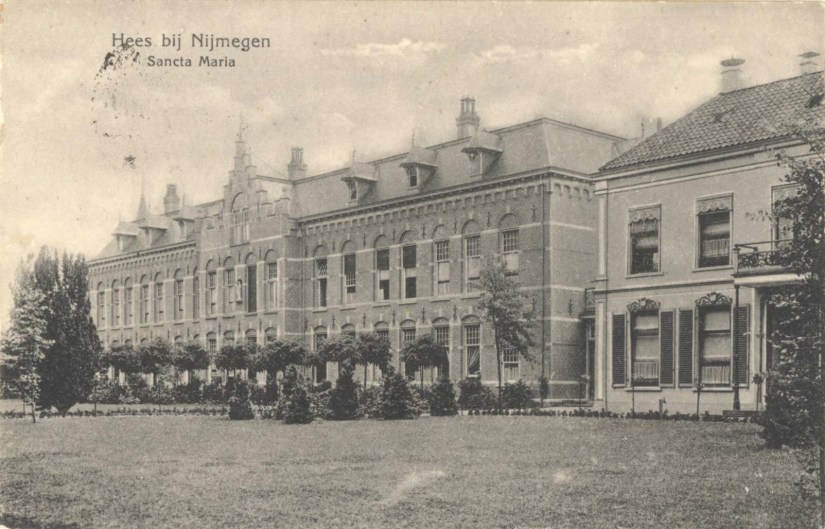 Links het Klooster uit 1914 (ontworpen door architect J. Klompers), rechts pension Villa Sancta Maria (voorheen Villa Madeleine) uit 1860 , vanaf 1912 gerund door de Zusters van Barmhartigheid (de Zusters van Ronse), Bredestraat 168-170, 1918 (F12910 RAN)