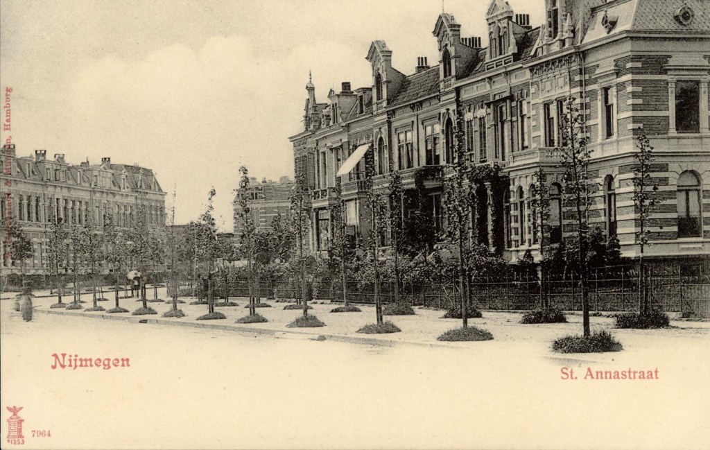 De St. Annastraat: De eerste rij woningen aan de even zijde van de St. Annastraat , tussen het Keizer Karelplein en de Van Trieststraat, 1900 (F16885 RAN) Bottendaal