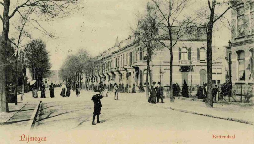 Van Oldenbarneveltstraat, links en rechts de Vondelstraat, 1900-1905 (F7678 RAN)