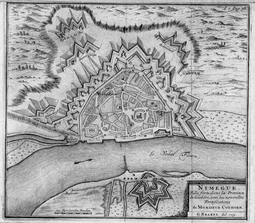 NIMEGUE/ G.Brakel ; del 1714 ; [rechtsonder in kader] / Ville forte dans la province | de Gueldre, avec les nouvelles |Fortifications | de Monsieur Coehoorn, Het leven van Zyne hoogheit Johan Willem Friso, prinse van Oranje en Nassau,…. Nevens de historie van den jongstleden oorlog: met de gronttekening der voornaamste steden en vestigiingen verykt/Isaac Lamiguel, Amsterdam: Bij Jaohannes Oosterwyk, 1716Annotatie: 1. Kaart geplaatst binnen kader / 2. Zuiden boven / 3. T.1.Pag.38 rechts boven tegen kaderrand / 4. Titel rechtsonder tegen kaderrand / 5. Paralleltitel onder titel / 6. Faecit onder paralleltitel / 7. Schaalstok links onder tegen kaderrand / 8. Toponiemen, Fort Knodsen | burg / 9. Opschriften, La Vahal Fleuve; Craen poort; Hoorn | werk; Haven; Hoender | poort; Heselpoort; Molenpoort; Hersteegh poort; 't Hof; Hoederbergh; Steen Cruys; Kijk in de Pot; Bottendaal, 1714 (KPA-II-21 RAN bewerkt)